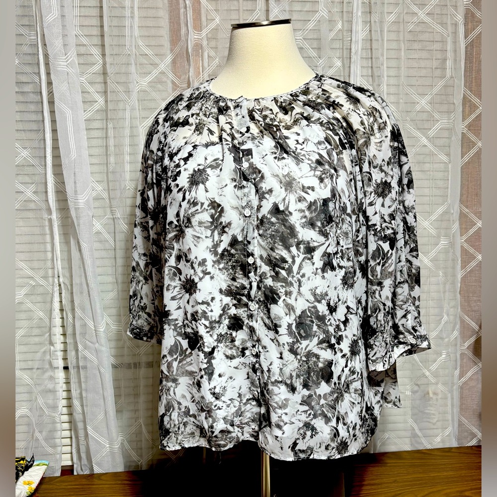 Apt.9 size 3X Floral Black and White Women's sheer top w/white cami attached